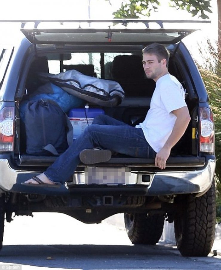 Τραγικές στιγμές:Ο μικρότερος αδερφός του Paul Walker μαζεύει τα προσωπικά του αντικείμενα