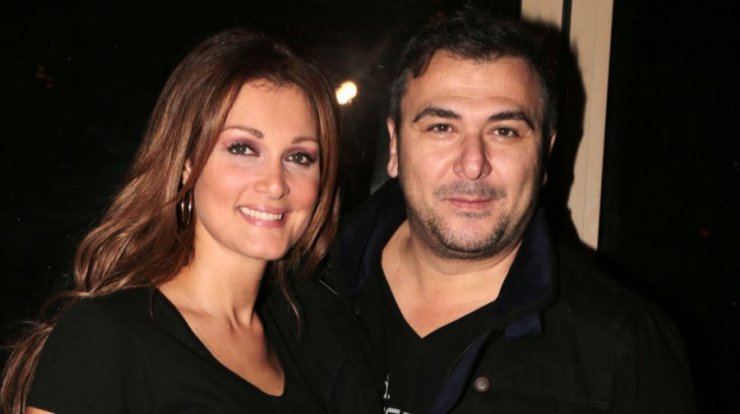 Γνωστός τραγουδιστής "αδειάζει" Ρέμο - Θεοδωρίδου