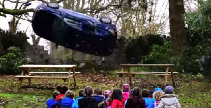 Διαφήμιση - σοκ δείχνει ομάδα μαθητών να σκοτώνεται από αυτοκίνητο [video]