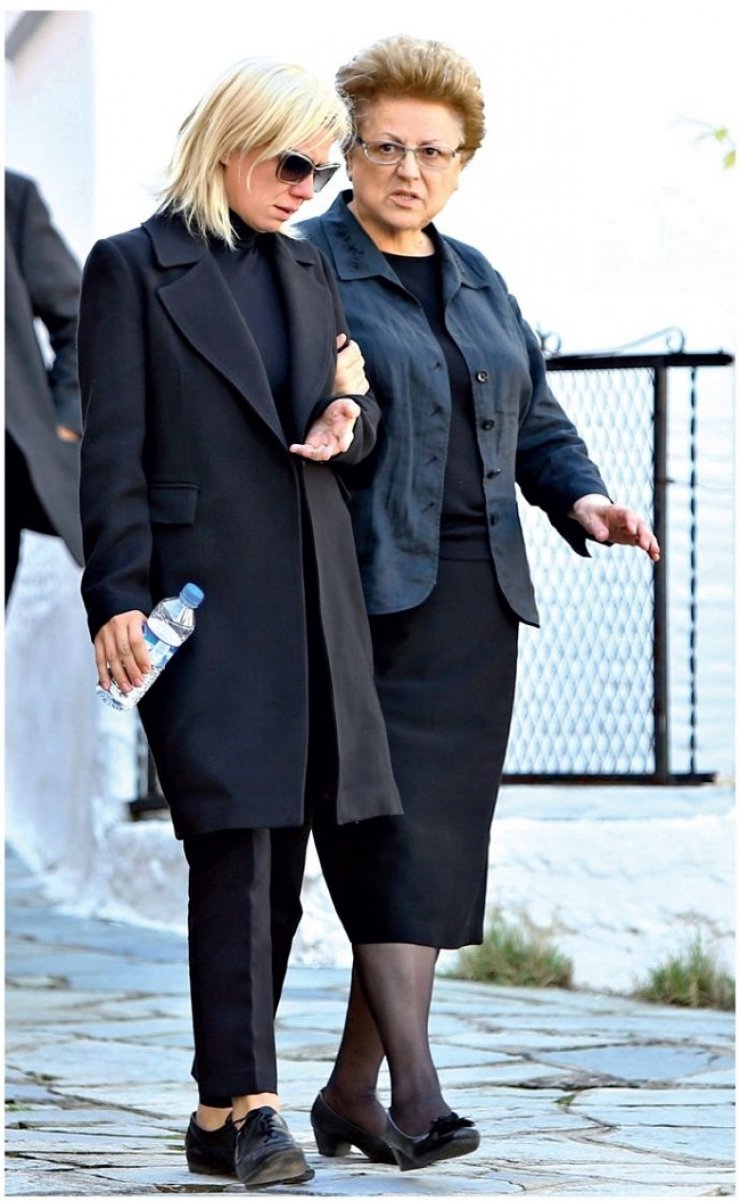 Συντετριμμένη η Κατερίνα Καραβάτου στην κηδεία του πατέρα της