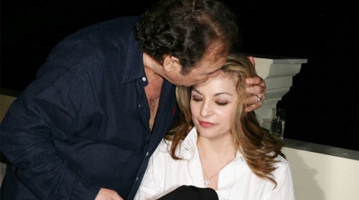 Η παράκληση της Άντζελας Γκερέκου στην κηδεία του Τόλη Βοσκόπουλου [εικόνα]