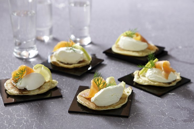 Μικρά μπλίνις με καπνιστό σολομό και Philadelphia