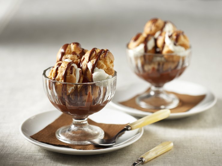 Μικρά σουδάκια γεμιστά με γλυκιά κρέμα Philadelphia