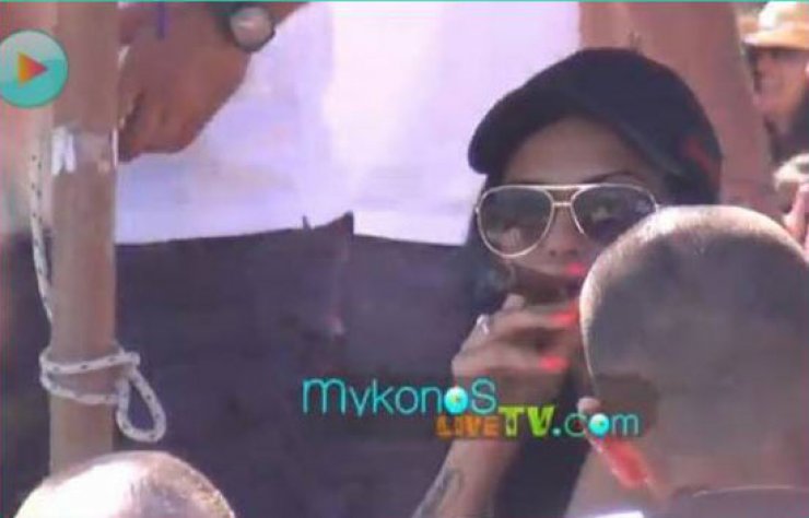 "Ανάβει φωτιές" στη Μύκονο η Αλεξανδράκη