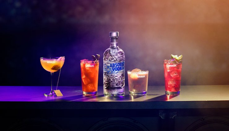«Absolut Comeback», το συλλεκτικό μπουκάλι που μαζί με τα Χριστούγεννα γιορτάζει και την ανακύκλωση
