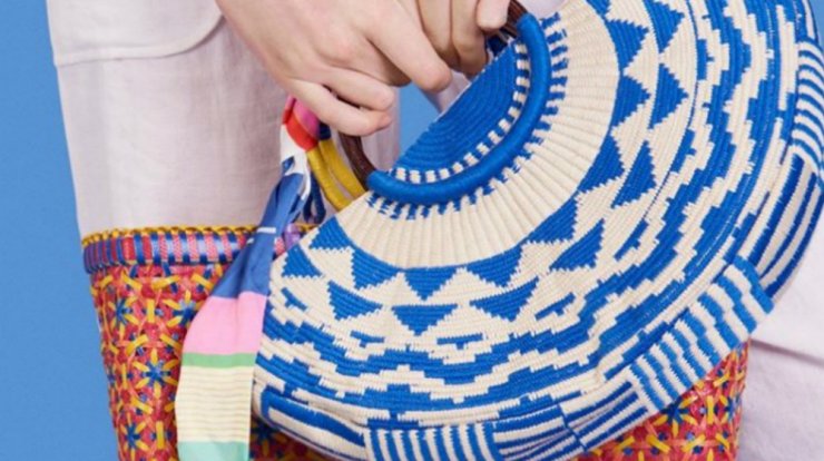 Βρήκαμε την πιο πρακτική και στιλάτη τσάντα του καλοκαιριού