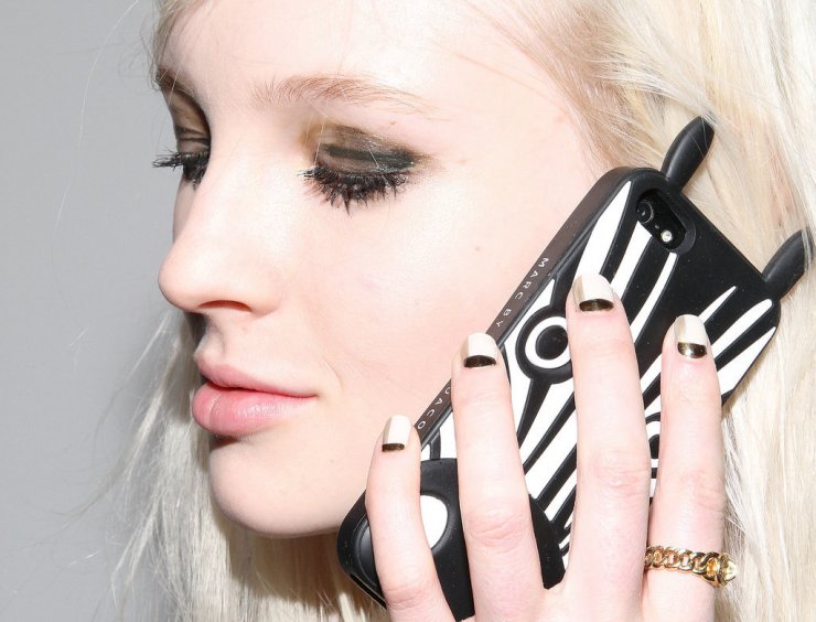 Κινητό δίπλα στο κρεβάτι το βράδυ: Επιτρέπεται τελικά ή όχι;