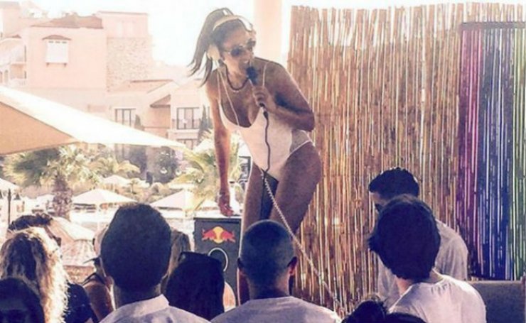 Ο αισθησιακός χορός της Αδάμ πάνω στις μπάρες που ξετρέλανε τους Τούρκους