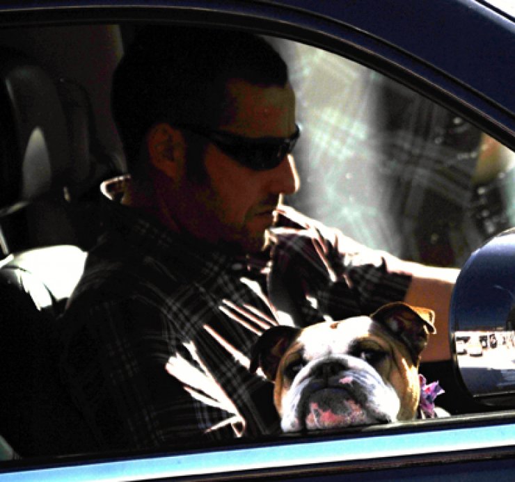 Σε ποιον διάσημο ηθοποιό ανήκει αυτό το χαριτωμένο σκυλάκι; [φωτογραφίες]