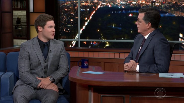 Ο Adam Devine φόρεσε Tommy Hilfiger στην εκπομπή "The Late Show" με τον Stephen Colbert