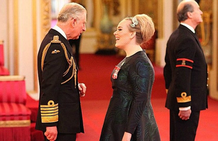 Πώς η Adele έκανε τους ανθρώπους του Μπάκινγκχαμ να νιώσουν άβολα! [video]