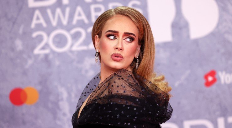 Adele: Το διαμαντένιο μονόπετρο που φόρεσε στο red carpet των Brit Awards που φούντωσε τις φήμες για γάμο