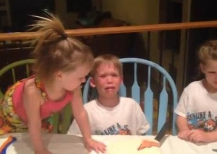 5χρονος ξέσπασε επειδή θα αποκτήσει και τρίτη αδερφούλα [βίντεο]