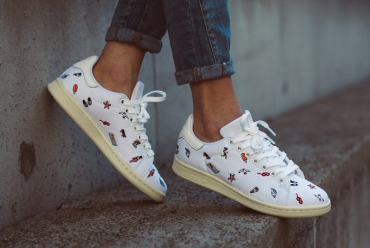Ένα άκρως καλοκαιρινό Stan Smith ζευγάρι sneakers