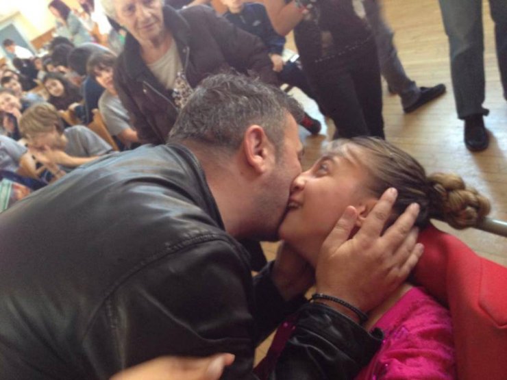 Η συγκινητική αγκαλιά του Αντώνη Ρέμου σε κορίτσι με ειδικές ανάγκες