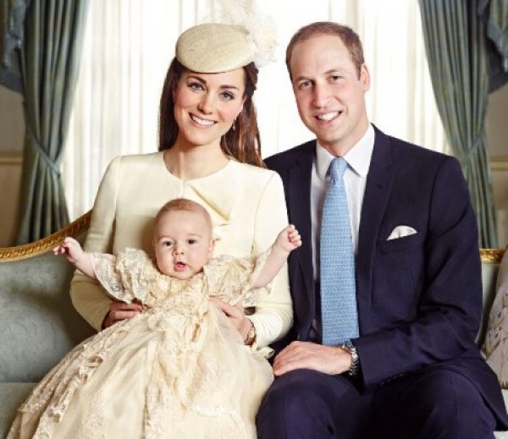 H πρώτη βόλτα του πρίγκιπα George στο πάρκο με τη μαμά Kate!