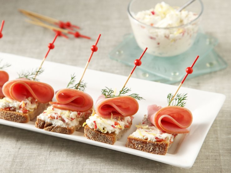 Μπουκιές από χωριάτικο ψωμί με Philadelphia, πιπεριές και καπνιστό ζαμπόν