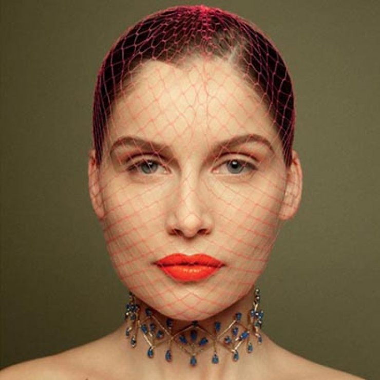 Η Laeticia Casta με ρούχα και κοσμήματα Dior