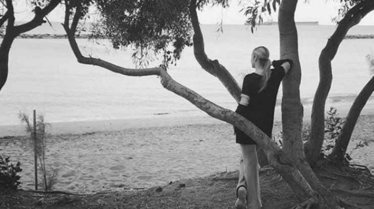 Αυτή είναι η όμορφη παρουσιάστρια που έδωσε τα χέρια με το ΣΙΓΜΑ!