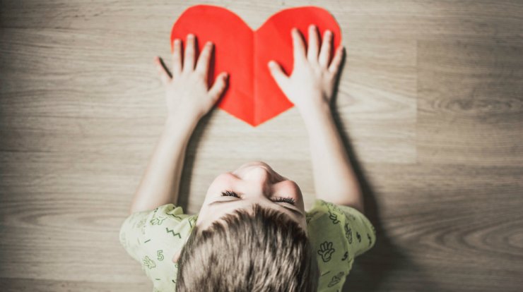 Αυτισμός: Τι συμπτώματα παρουσιάζει ένα παιδί ανάλογα με την ηλικία