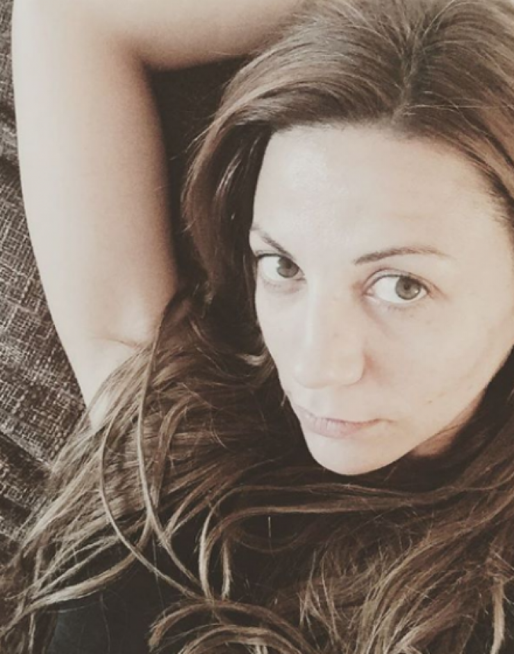 Κατερίνα Αγαπητού: Φωτογραφίες από την έξοδό της από το μαιευτήριο μαζί με τον σύζυγό και τη νεογέννητη κόρη της