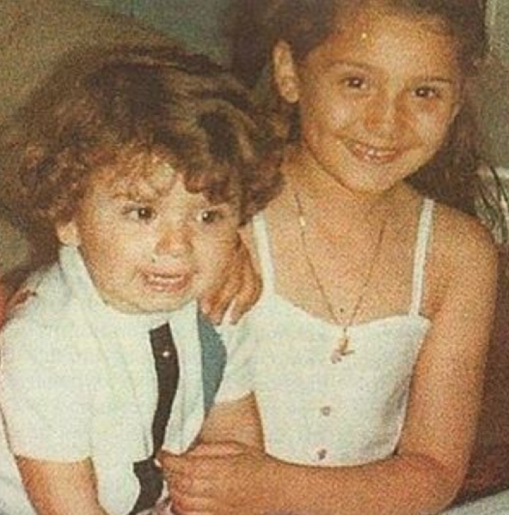 Ποια Ελληνίδα τραγουδίστρια είναι το κοριτσάκι στη φωτογραφία που ποζάρει μαζί με τον αδερφό της;