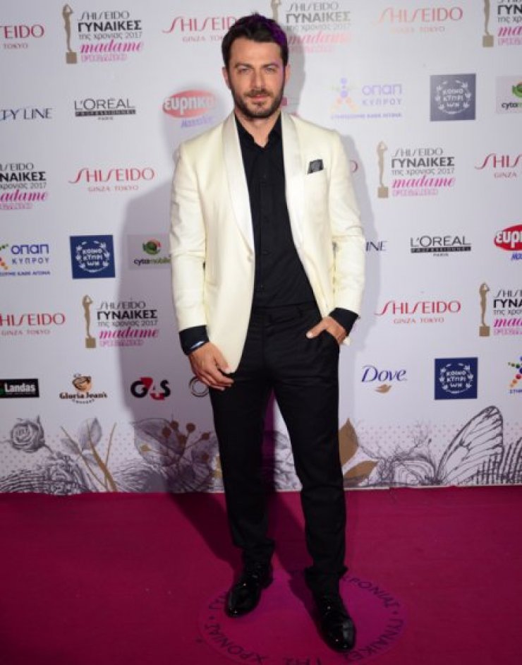 Ο Γιώργος Αγγελόπουλος ξεκαθαρίζει στην κάμερα του ilovestylecom τι συμβαίνει στην προσωπική του ζωή!