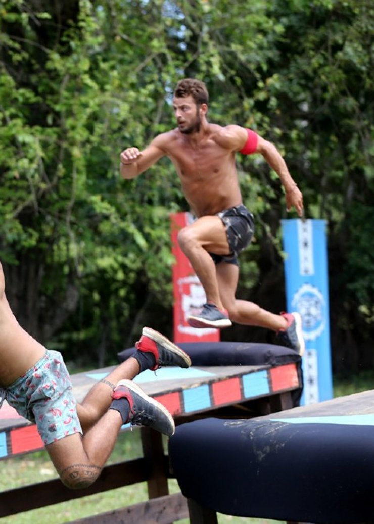 Μείναμε με το στόμα ανοιχτό! Δείτε το σωσία του Γιώργου Αγγελόπουλου