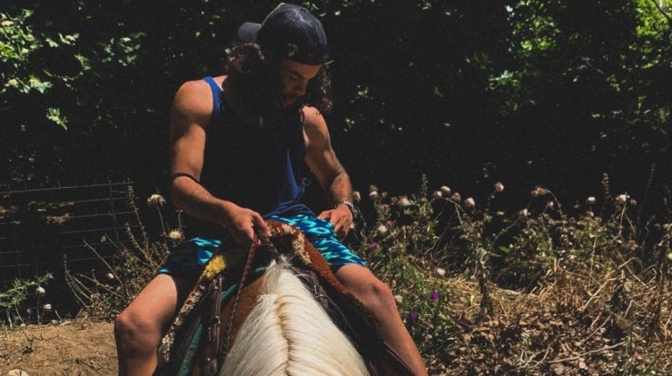 Άγγελος Λάτσιος: Μας έβαλε στο δωμάτιο του και τον είδαμε να παίζει κιθάρα [εικόνα]