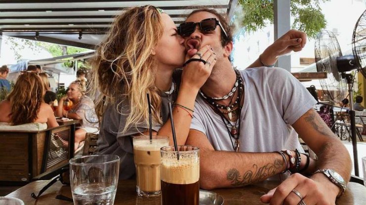 Άγγελος Λάτσιος: Τρυφερές στιγμές με την κούκλα σύντροφό του στο κέντρο της Αθήνας! [εικόνες]