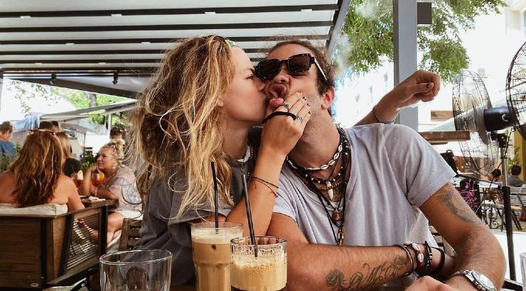 Άγγελος Λάτσιος – Γαία Μερκούρη: Σε τρελά κέφια το ερωτευμένο ζευγάρι σε βραδινή τους έξοδο [βίντεο]