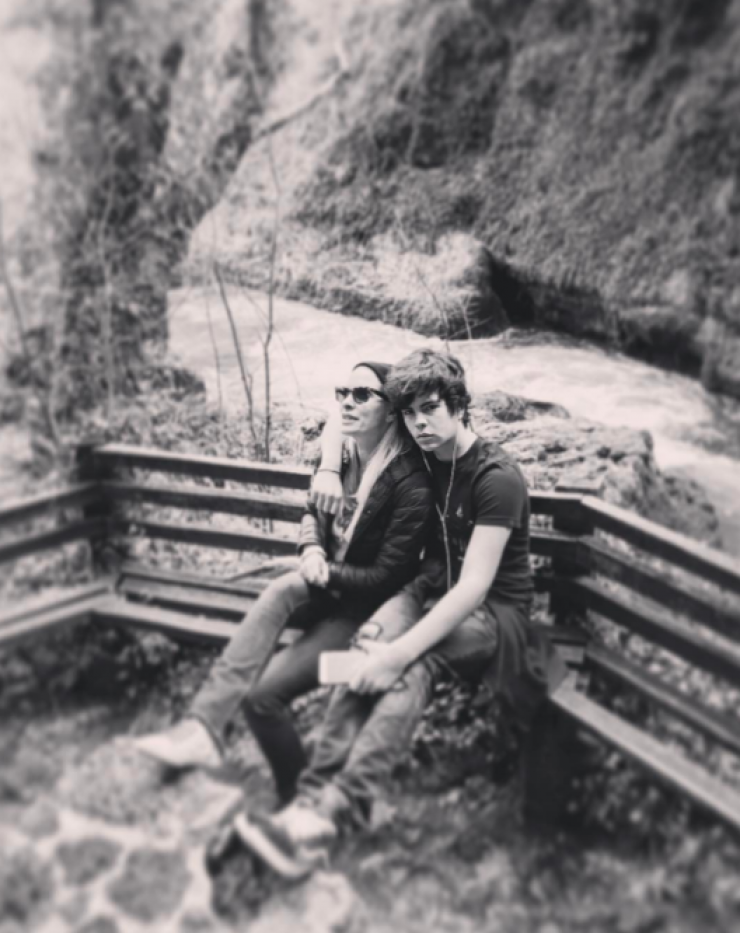 Ελένη Μενεγάκη: Η σφιχτή αγκαλιά από το γιο της που δεν θα σας αφήσει ασυγκίνητους! [εικόνες]