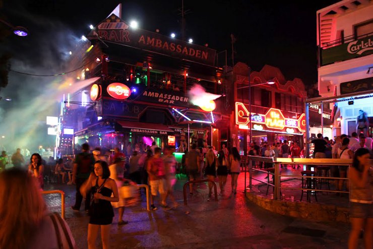 Ο Δήμος Αγίας Νάπας αφαιρεί τις μη αδειούχες διαφημιστικές πινακίδες 