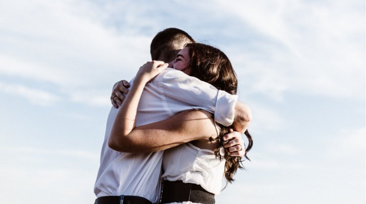 Γιατί μας λείπει τόσο πολύ η αγκαλιά;