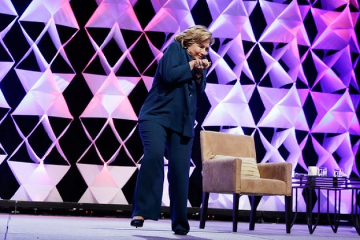 Hillary Clinton: Της πέταξαν παπούτσι την ώρα που μιλούσε σε συνέδριο!