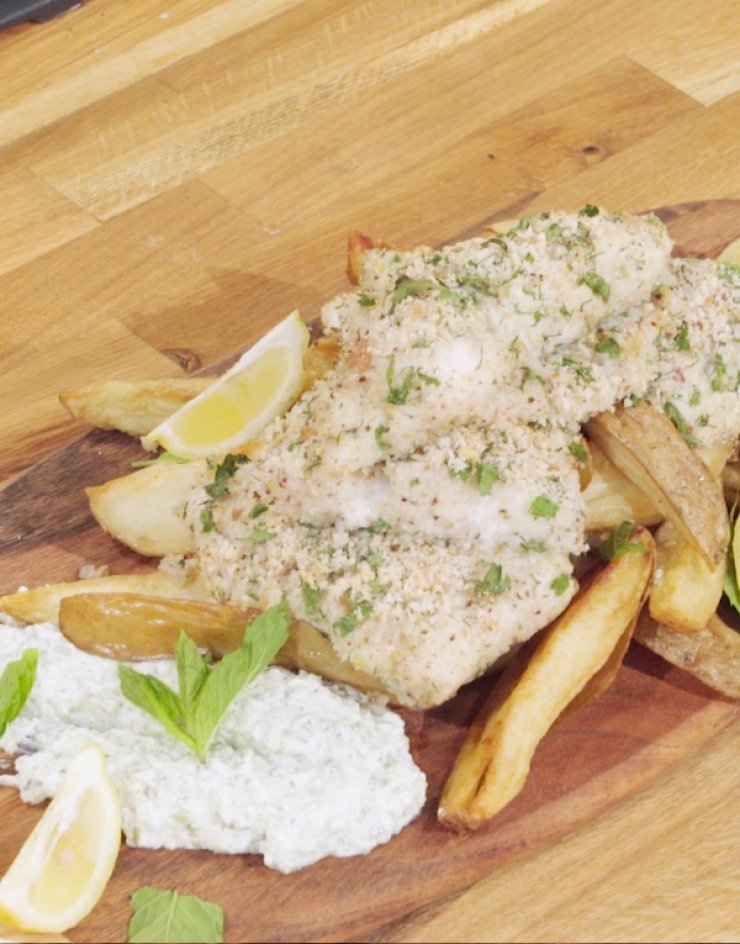 Ψάρι πανέ με σουμακ, σωσ ταρτάρ και πατάτες 