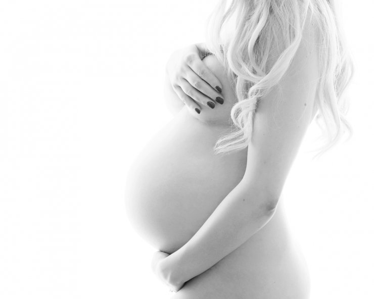 Έτοιμη να γεννήσεις! Δες τι πρέπει να έχει το νεσεσέρ σου για το μαιευτήριο 