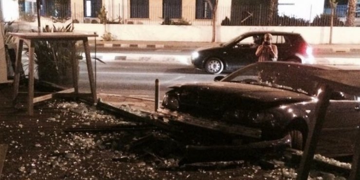 «Προσγειώθηκε» με το αυτοκίνητο του σε καφετέρια 