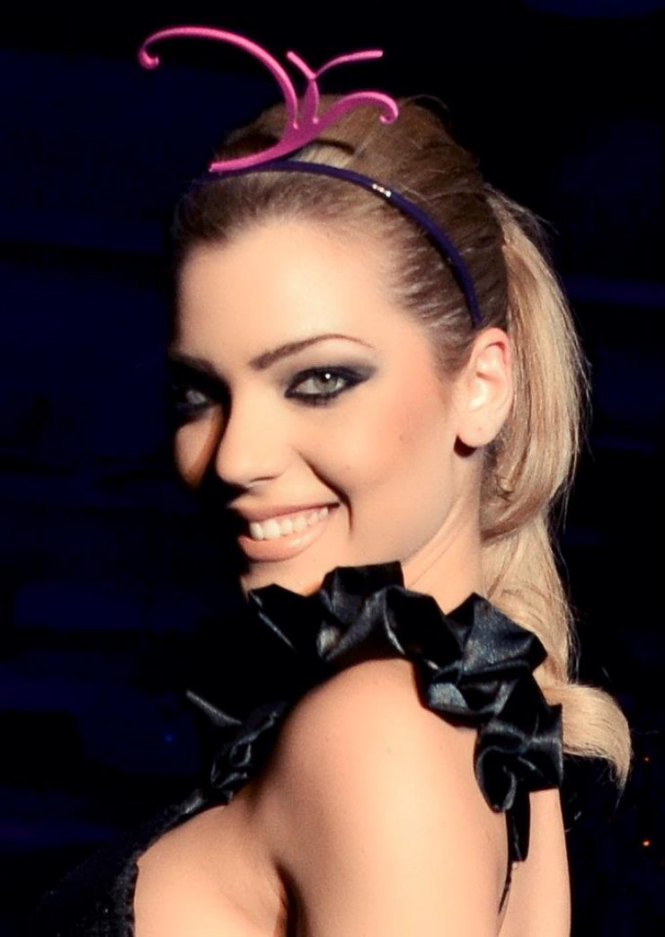 Δείτε το μονόπετρο δαχτυλίδι της Άντρης Καραντώνη