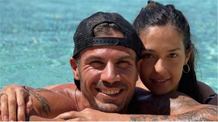 Άκης Πετρετζίκης: Η πρώτη ανάρτηση που έκανε μετά τον γάμο και τη βάφτιση του γιου του [βίντεο]