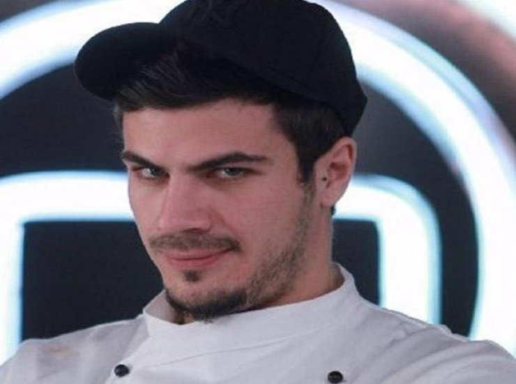  Ά.Πετρετζίκης: Προτιμά την Συνατσάκη ή τη Μανωλίδου;