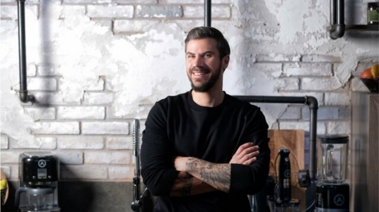 Άκης Πετρετζίκης: Δημοσίευσε τις πρώτες εικόνες από το παιδικό δωμάτιο του γιου του