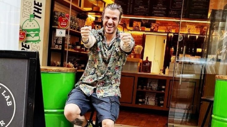 Άκης Πετρετζίκης: Αποκαλύπτει εάν έχει γεννηθεί ο γιος του και η χαρά του δεν κρύβεται