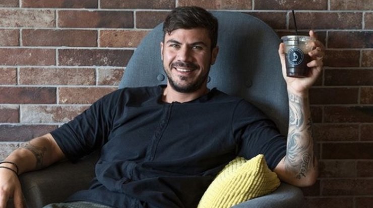 Άκης Πετρετζίκης: Για πρώτη φορά φωτογραφίζει την εγκυμονούσα σύντροφό του [εικόνα]