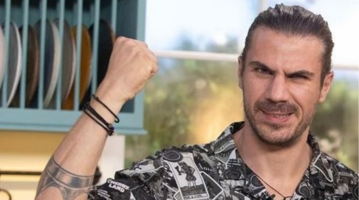 Άκης Πετρετζίκης: Θα ανέβει τα σκαλιά της εκκλησίας μετά τον ερχομό του γιου του;