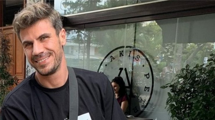 Άκης Πετρετζίκης: Μας έδειξε για πρώτη φορά τον νεογέννητο γιο του [εικόνα]