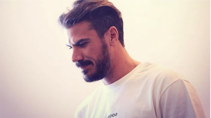 Άκης Πετρετζίκης: Οικογενειακή έξοδος μαζί με τον νεογέννητο γιο του και τη σύντροφό του [εικόνα & βίντεο]