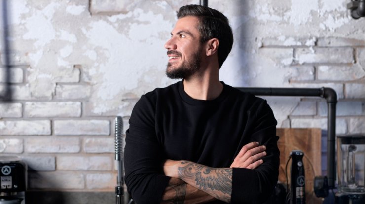 Άκης Πετρετζίκης: Μαζί με τον νεογέννητο γιο του στη δουλειά [βίντεο]