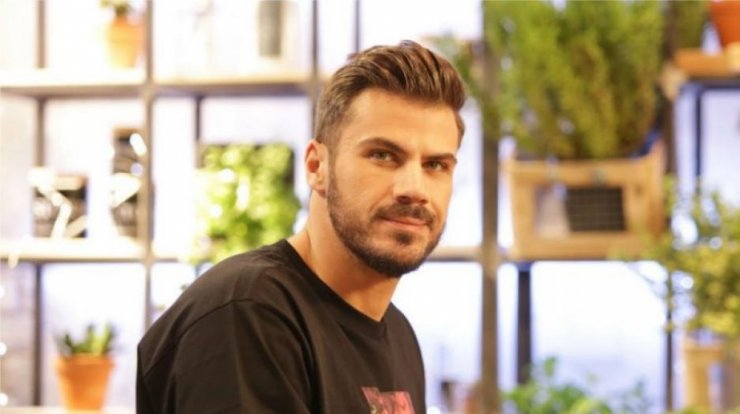 Άκης Πετρετζίκης: Ποζάρει με τον νεογέννητο γιο του και μας εντυπωσιάζει [εικόνα]