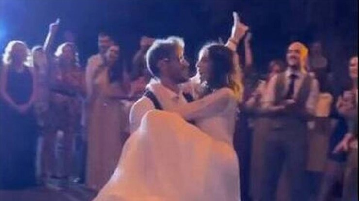 Η πρώτη τηλεοπτική εμφάνιση του Άκη Πετρετζίκη ως φρεσκοπαντρεμένος [βίντεο]